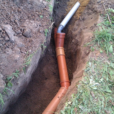 Фото Прокладка коммуникаций (канализационных труб) в земле с нескольких точек сброса